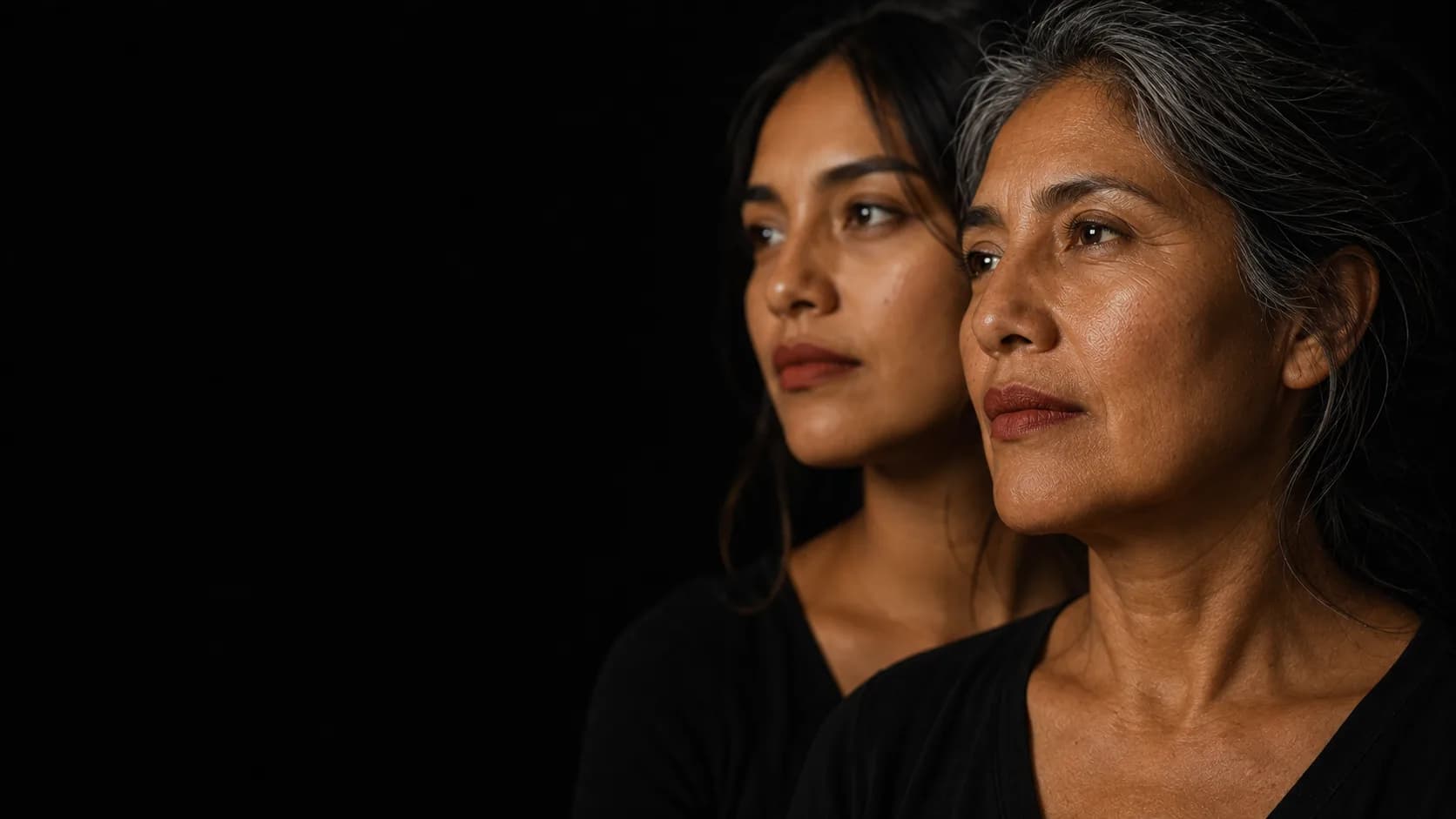 Dos mujeres mexicanas de distintas generaciones, de perfil sobre fondo negro